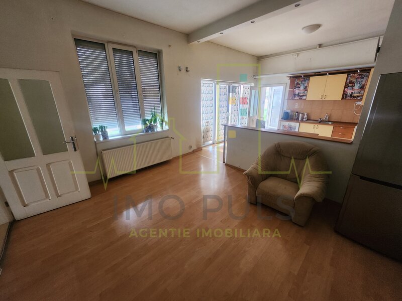 Casa individuala. Complex. 2 intrari separate.